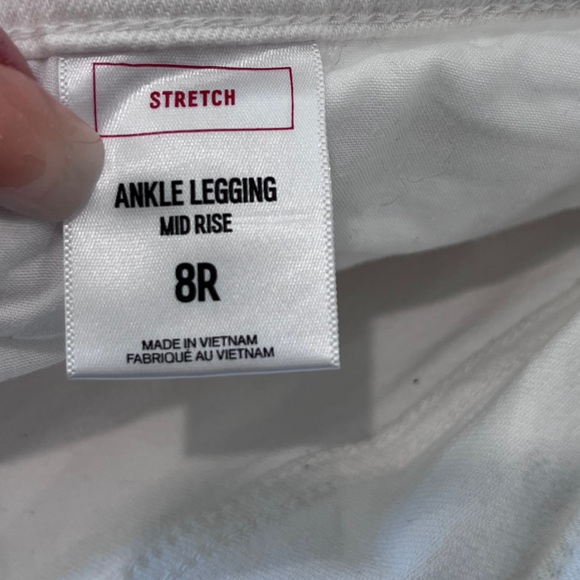 American Eagle. Skinny distress jeans. Size 8R - Picture 2 of 2